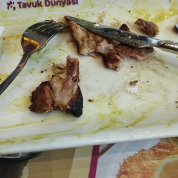 Pişmemiş Tavuk Ve Saygısız Personel Davranışı