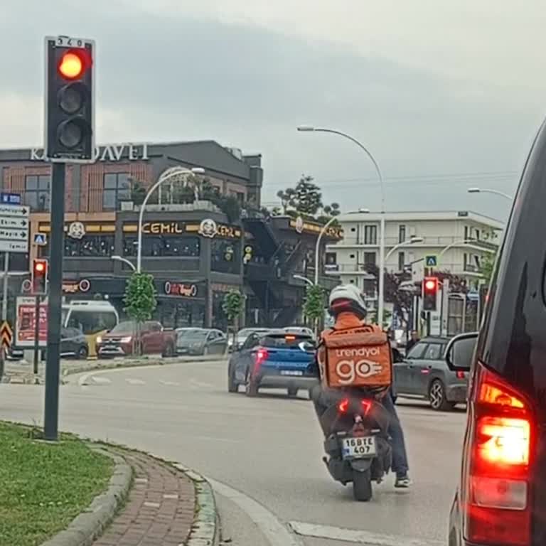 Trendyol GO Moto Kuryesinin Kırmızı Işık İhlali Trafik Güvenliğini Tehlikeye Atıyor