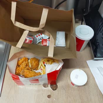 KFC'de Tekrarlayan Eksik Paket Ve Buzsuz İçecek Sorunu
