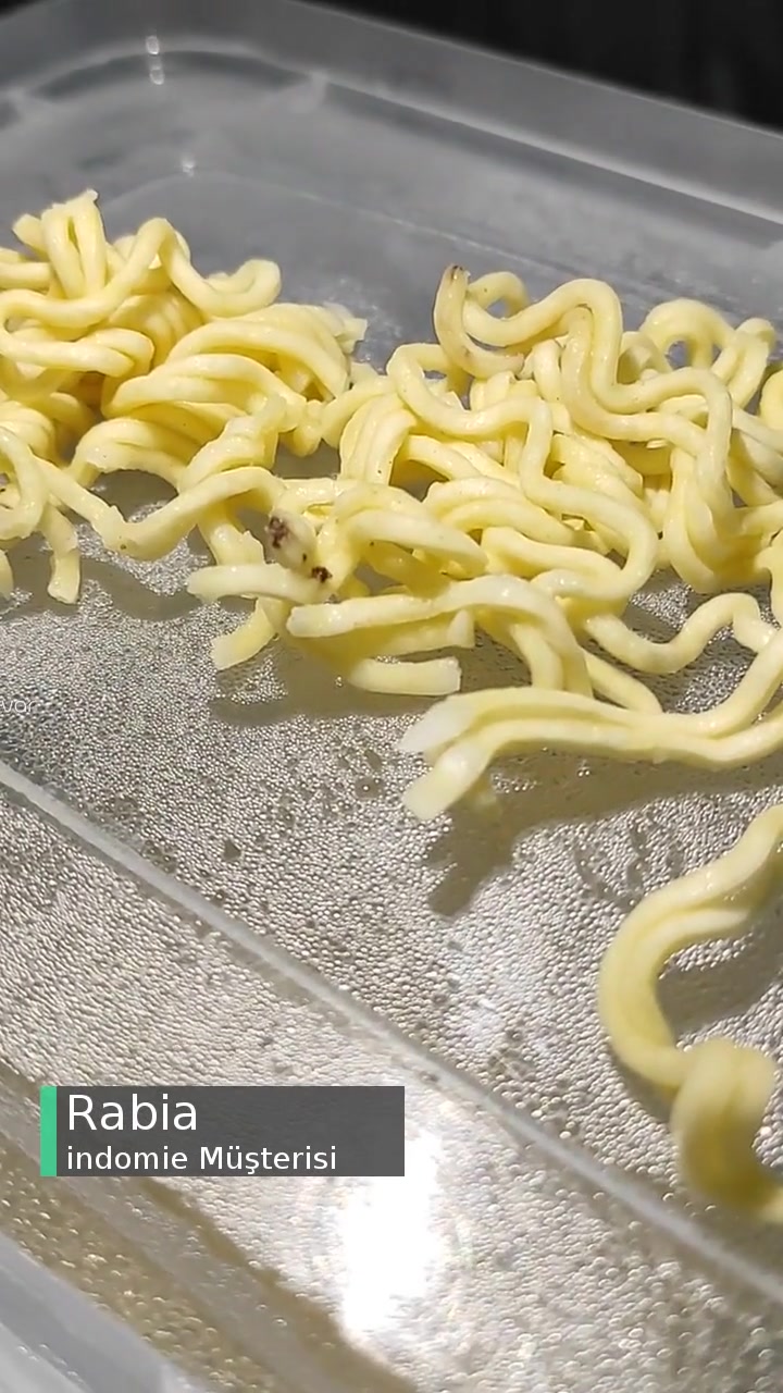 İndomie Noodle İçinden Çıkan Ne? videonun kapak resmi