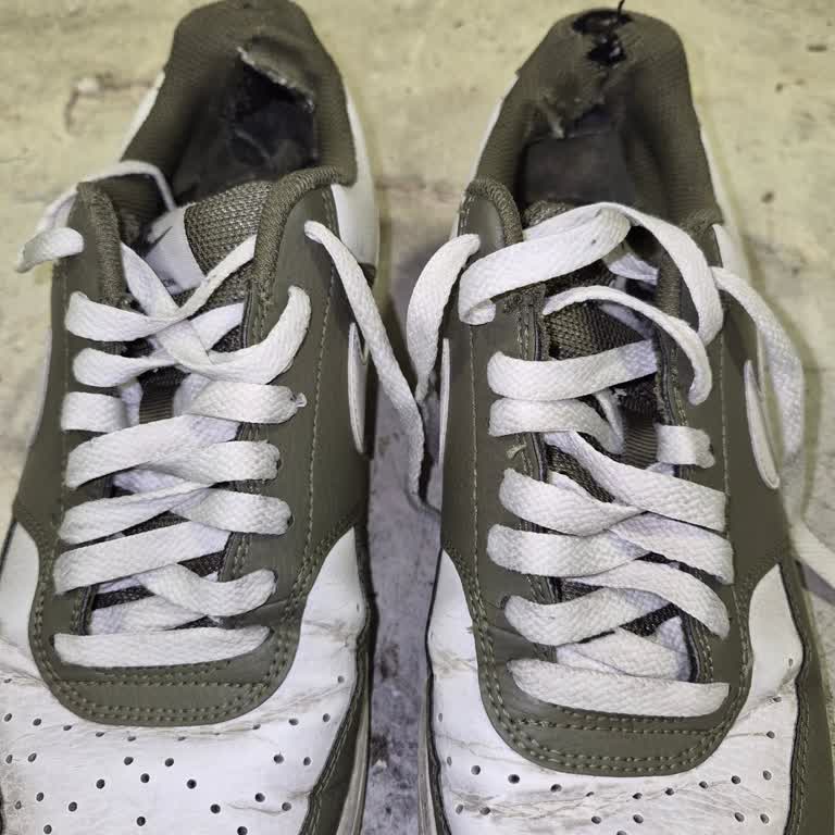 Nike Ayakkabısının Topuk İç Tarafı Yırtıldı, Değişim Reddedildi