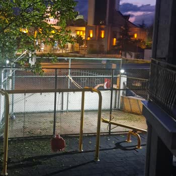 Isparta’da Site Ortak Alanına Kurulan Aydınlatma Sistemi Mahremiyetimizi Bozuyor