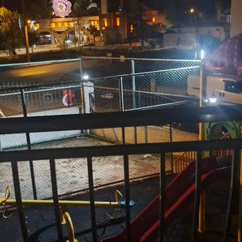 Isparta’da Site Ortak Alanına Kurulan Aydınlatma Sistemi Mahremiyetimizi Bozuyor