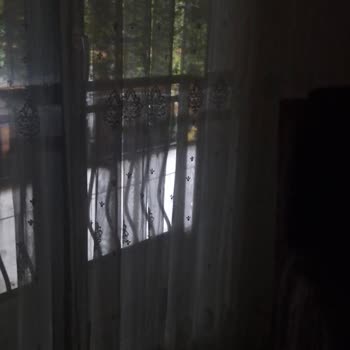 Isparta’da Site Ortak Alanına Kurulan Aydınlatma Sistemi Mahremiyetimizi Bozuyor