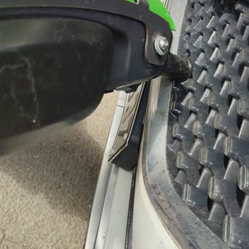 Martı Scooter’ı Engelli Aracın Önüne Çöktü, Hastane Yolunu Kapattı