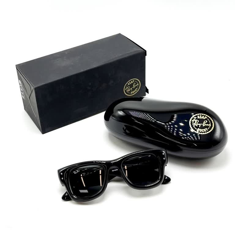 Orijinal Kabı Olmayan Rayban Gözlük Ve İlgisiz Personel