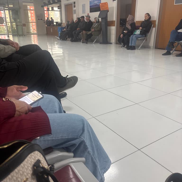 Güvenlik Görevlisinin Azarlayıcı Üslubu Yaşlı Hastaları Mahvediyor