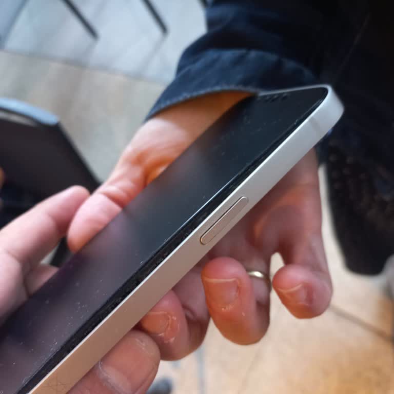 Apple Akasya Mağazasında Şişen Batarya Ve Sert Personel Davranışı