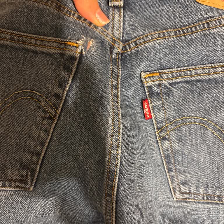 Amazon'dan Aldığım Levi's Kot Pantolon Dört Yıkamadan Sonra Arka Cepte Yırtılma