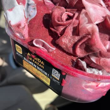 Açılmış Dondurma Kutuları Misafirler Önünde Utanç Ve Temizleme Masrafı Talebi