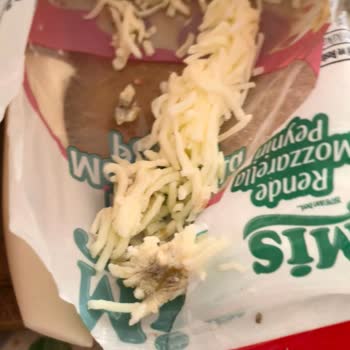 Son Kullanma Tarihi Geçmemiş Mozzarella Peynirinin Küflenmesi