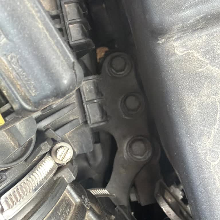 Opel Mokka X Motor Takozu Yokluğu Ve Güvenlik Endişesi