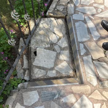 Apartman Girişindeki Kırık Telekom Kapağı Çocukları Ve Yayaları Tehlikeye Atıyor