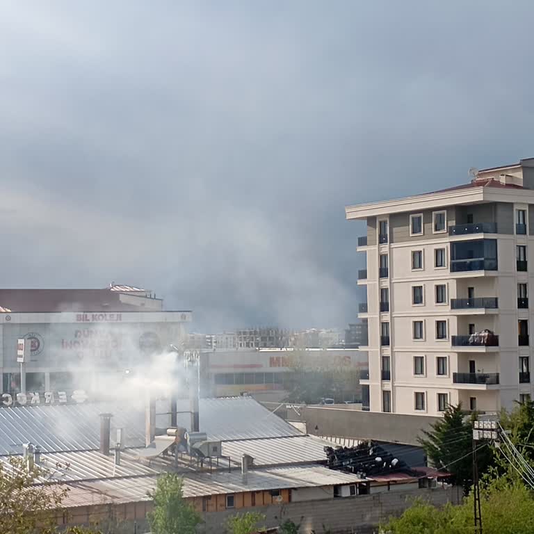 Erkoç Cağ Kebap Bacasından Gelen Yoğun Duman Mahalleyi Zehirli Kokuya Boğuyor