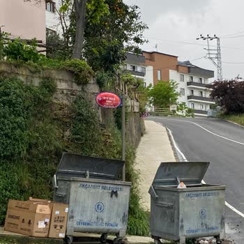Yağışlı Ve Rüzgarlı Havalarda Kayarak Tehlike Yaratan Çöp Konteyneri