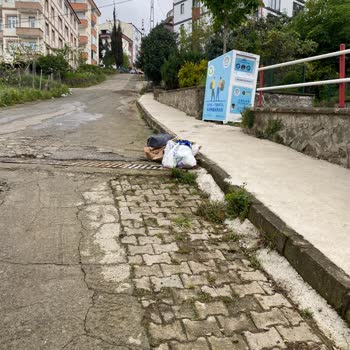 Yağışlı Ve Rüzgarlı Havalarda Kayarak Tehlike Yaratan Çöp Konteyneri