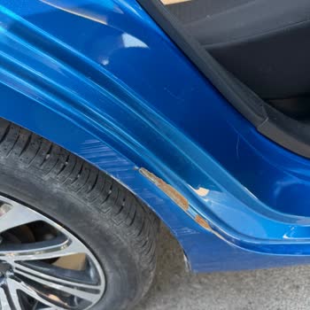 Suzuki SWIFT 2022 Tiene El Parachoques Delantero Pintado Y Dañado