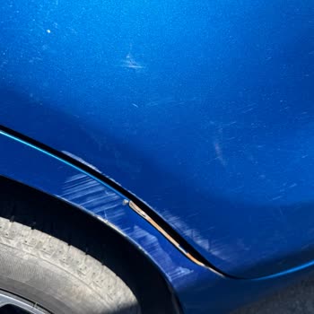 Suzuki SWIFT 2022 Tiene El Parachoques Delantero Pintado Y Dañado