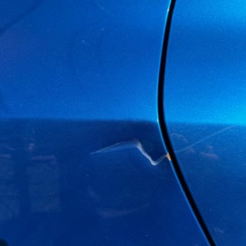 Suzuki SWIFT 2022 Tiene El Parachoques Delantero Pintado Y Dañado
