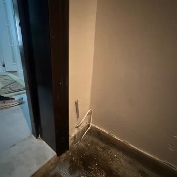 Kablo Net Kurulumunda Uyarıya Rağmen Duvar Ve Süpürgelik Zarar Görüldü
