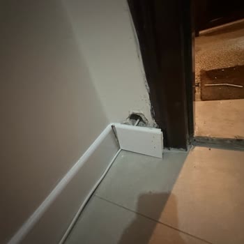 Kablo Net Kurulumunda Uyarıya Rağmen Duvar Ve Süpürgelik Zarar Görüldü