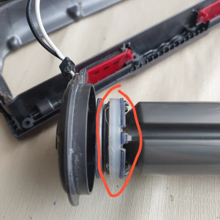 Dyson V15 Detect Süpürge Başlığındaki Aşınma Ve Yüksek Ses Ücretsiz Parça Talebi