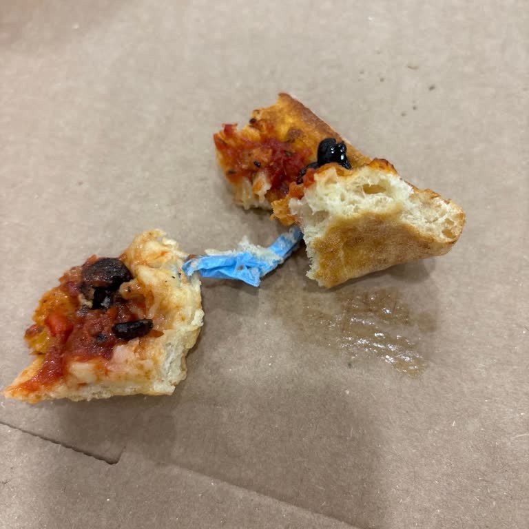 Pizza Hamurunda Plastik Eldiven: Hijyen İhlali Ve İade Reddi