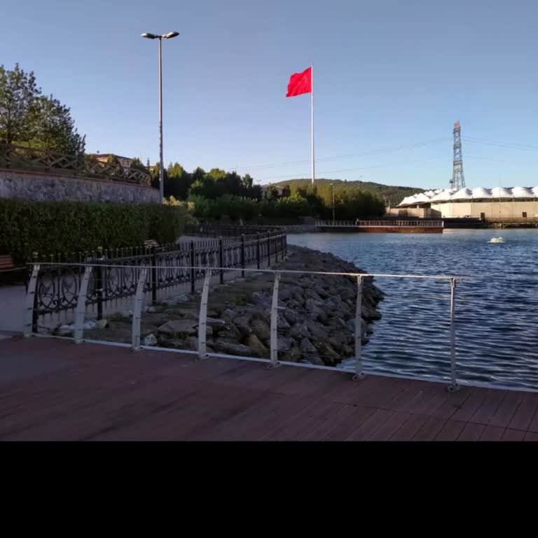 Göletteki Gemi Şeklindeki Alan Çocukların Güvenliğini Tehlikeye Atıyor