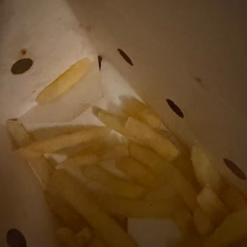 Popeyes Küçükbakkalköy Şubesinde Hijyen Sorunu: Çöp Ve Kıl İçeren Sipariş
