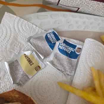 Patates Küçük, Soslar Yanlış Ve Hamburger Az Pişmiş