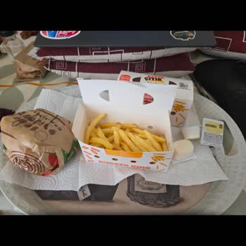 Patates Küçük, Soslar Yanlış Ve Hamburger Az Pişmiş
