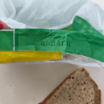 Groseri'de Üretim Ve Son Kullanma Tarihi Hatasıyla Gelen Küflü Ekmek