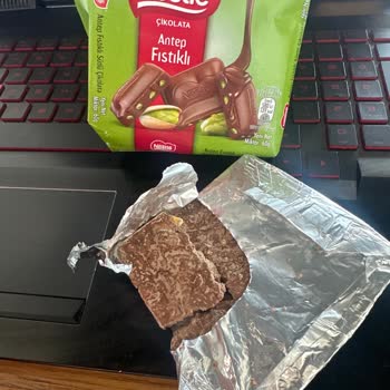 Nestle Antep Fıstıklı Çikolatasının Görsel Bozukluğu Tüketilemez Hale Getirdi
