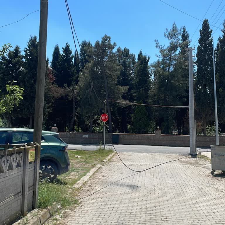 Kartepe Duygu Sokak'ta Asfalt Çalışması Sonrası Asılı Kablo Ve Tahta Direk Hayati Tehlike