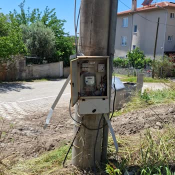 Altınoluk Caddesinde Deforme Sokak Lambası Ve Açık Elektrik Kabloları Çocukları Tehlikeye Atıyor