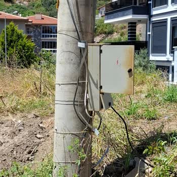 Altınoluk Caddesinde Deforme Sokak Lambası Ve Açık Elektrik Kabloları Çocukları Tehlikeye Atıyor