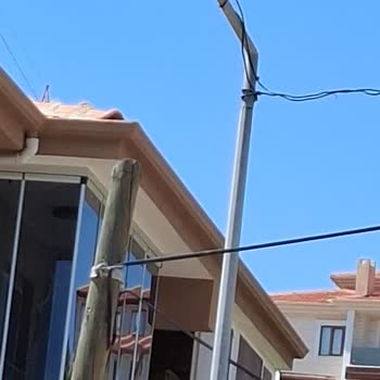 Altınoluk Caddesinde Deforme Sokak Lambası Ve Açık Elektrik Kabloları Çocukları Tehlikeye Atıyor