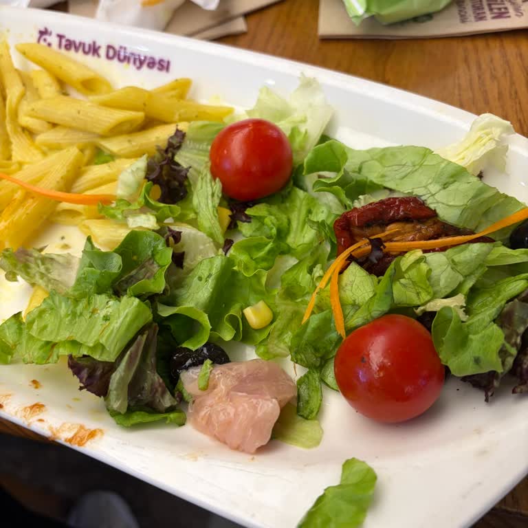 Salata İçinde Çiğ Tavuk Parçası Çıktı; Hijyen İhlali Ve İade Talebi