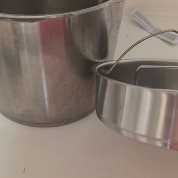 İlk Kullanımda Düdüklü Tencerenin Kapağında Şiddetli Leke Ve Renk Değişimi