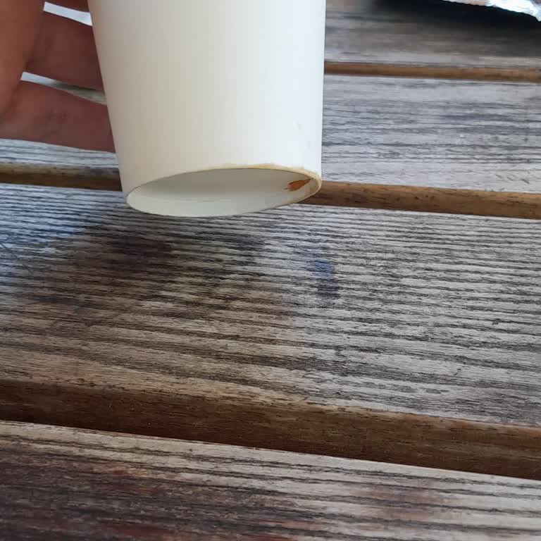BİM Tek Kullanımlık Bardaklar Alt Kısımdan Sızdırıyor Ve İçerik Dökülüyor