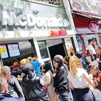 Kızılay Cadde’de McDonald’s Dondurma Satışı Yaya Geçişini Engelliyor