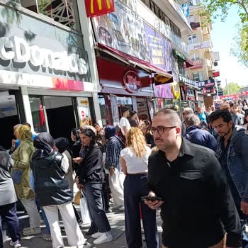 Kızılay Cadde’de McDonald’s Dondurma Satışı Yaya Geçişini Engelliyor