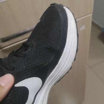 Nike Revolution 8 Ayakkabısında Erken Yırtılma Ve Mağaza İnceleme Tutum Sorunu