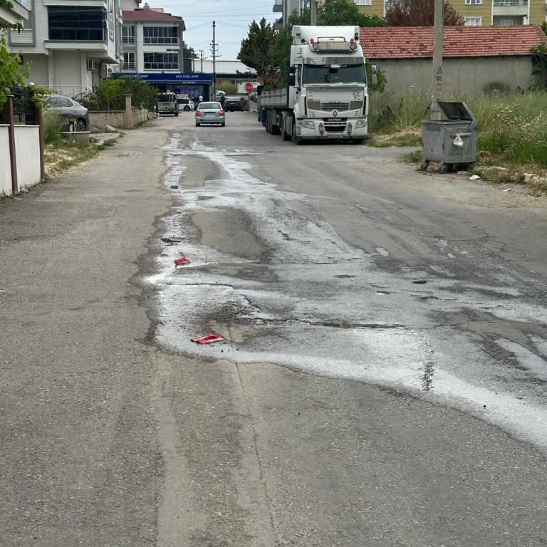 Torbalı'da Sürekli Su Akıntısı Yolun Kayganlaşmasına Ve İsrafa Neden Oluyor