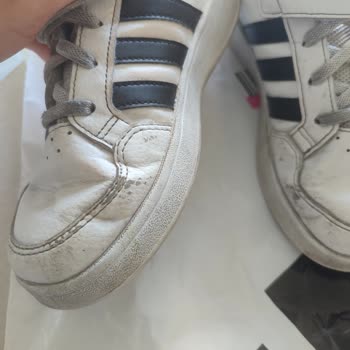 Üretim Hatası Kısa Sürede Deforme Olan Adidas Sneaker Değişim Talebi