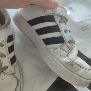 Üretim Hatası Kısa Sürede Deforme Olan Adidas Sneaker Değişim Talebi