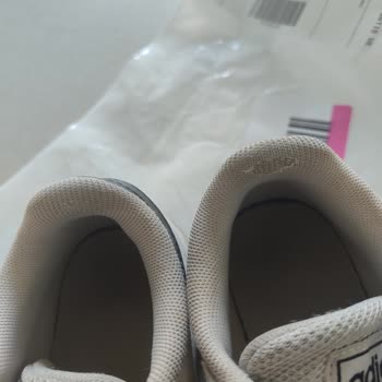 Üretim Hatası Kısa Sürede Deforme Olan Adidas Sneaker Değişim Talebi