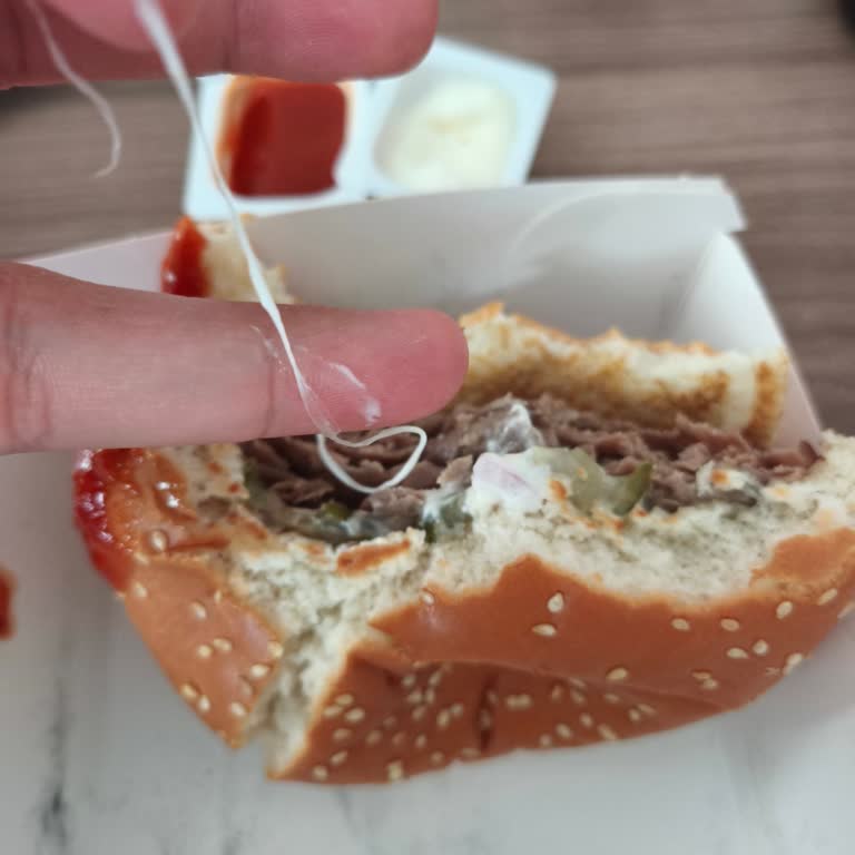Arby's İstMarina Şubesinde Biftek Sandviçte Streç Film Bulundu, Hijyen İhlali