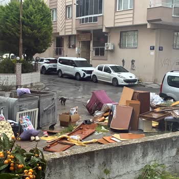 Karabağlar’da Çöp Konteyneri Dışına Bırakılan Atık Görüntü Kirliliği Oluşturuyor