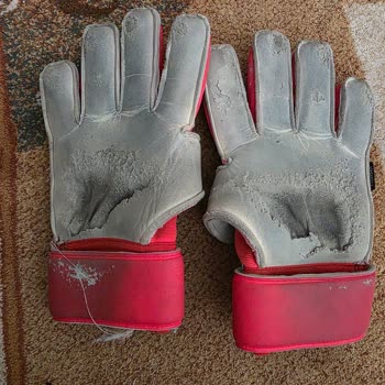 Adidas Kaleci Eldiveninde Erken Yıpranma Ve Kötü Koku, Değişim Reddedildi
